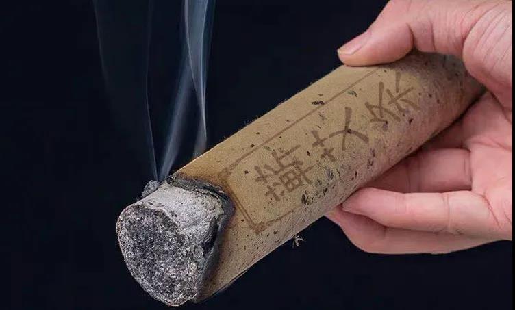 學(xué)會這5種艾灸手法，在家也能做艾灸