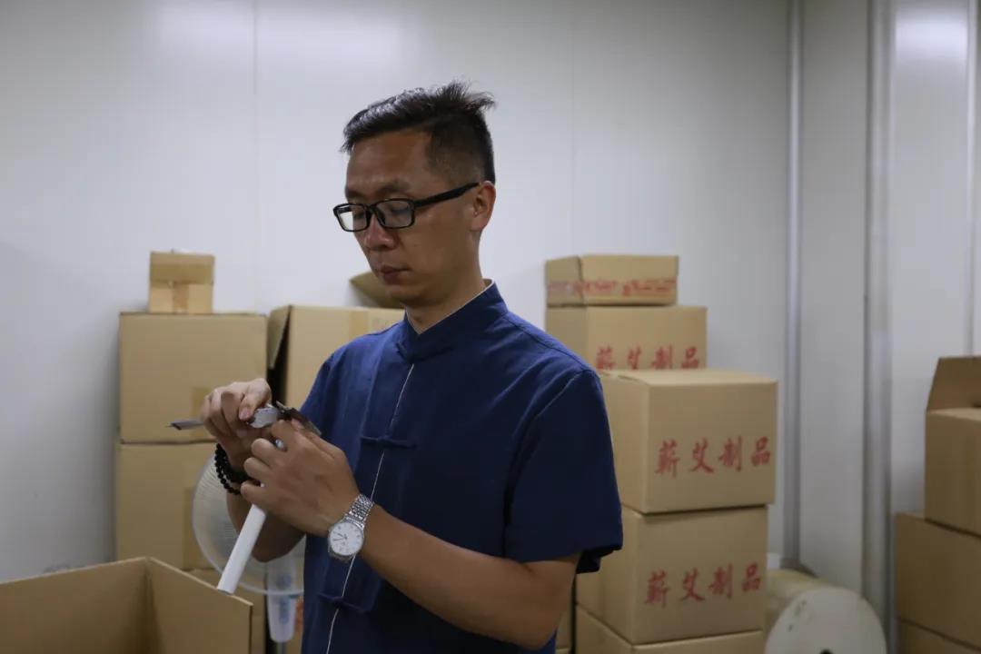 艾灸需用純艾條，手把手教你如何制艾
